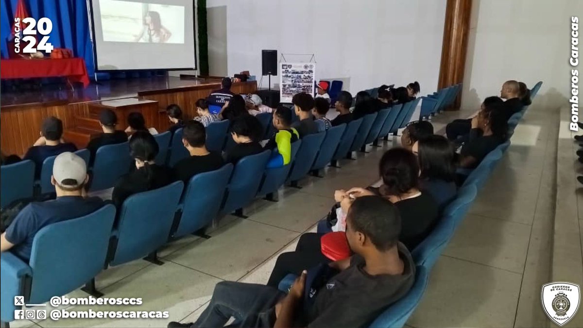 #04May La Div. de Servicio Comunal de Bomberos realizó actividades de formación al personal de aspirantes a Brigadistas Comunitarios y a estudiantes de la Universidad Bolivariana con el tema 'Gestión de Riesgo Comunitario”
@NicolasMaduro
@dcabellor
@CeballosEnLinea
@gobdecaracas