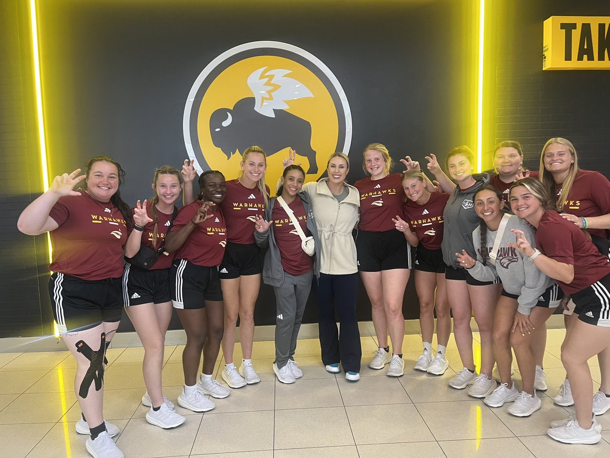 It was awesome to run into @daniellelawrie5 at the Atlanta airport! We are thankful to meet those who have paved the way for us in this sport!! #TalonsOut
