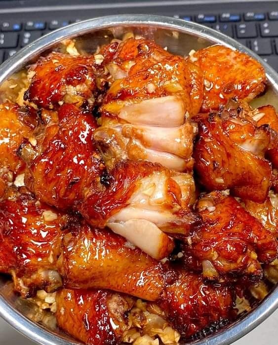 Catter65422769's tweet photo. ไก่อบซอส    ..ต้องลอง

ใช้ส่วนน่องสะโพก ( ประมาณ 2-3 สะโพก ) 
ซอสหอยนางรม  3 ช้อนโต๊ะ
น้ำตาลทรายแดง  3 ช้อนโต๊ะ
ซีอิ๊วดำ 1/2 ช้อนชา  ซีอิ๊วขาว 2 ช้อนโต๊ะ
ผงข้าวยีสต์แดง 1/2 ช้อนชา (ไม่จำเป็น)
ไวน์ Shaoxing 1 ช้อนโต๊ะ ( ไม่ต้องใส่ก็ได้ )
เกลือ 1 ช้อนช�� https://t.co/JfJlNdIBbu