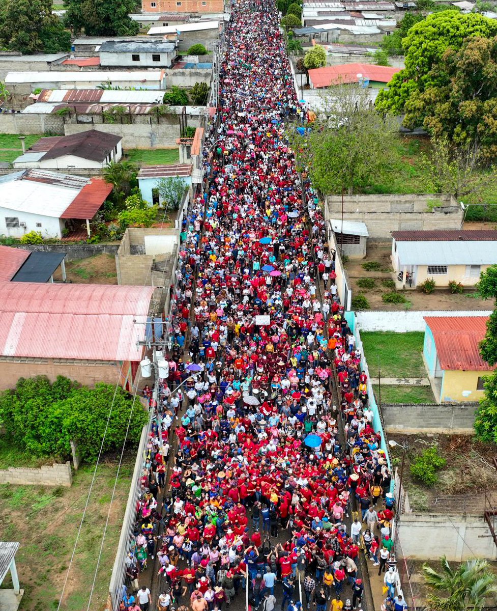 #4deMayo, y sigue la marea roja ✖️ las calles d #Venezuela en apoyo a @NicolasMaduro y la #Revolucion.  El pueblo d Caicara d Maturín, mpio Cedeño, estado #Monagas ! Unidos ✖️🇻🇪 💯pre! 
#MaduroEsElDeChávez 
#ConChávezYMaduroPaLaCalle
#28DeJulio #Victoria 👊💞💪✌️👌