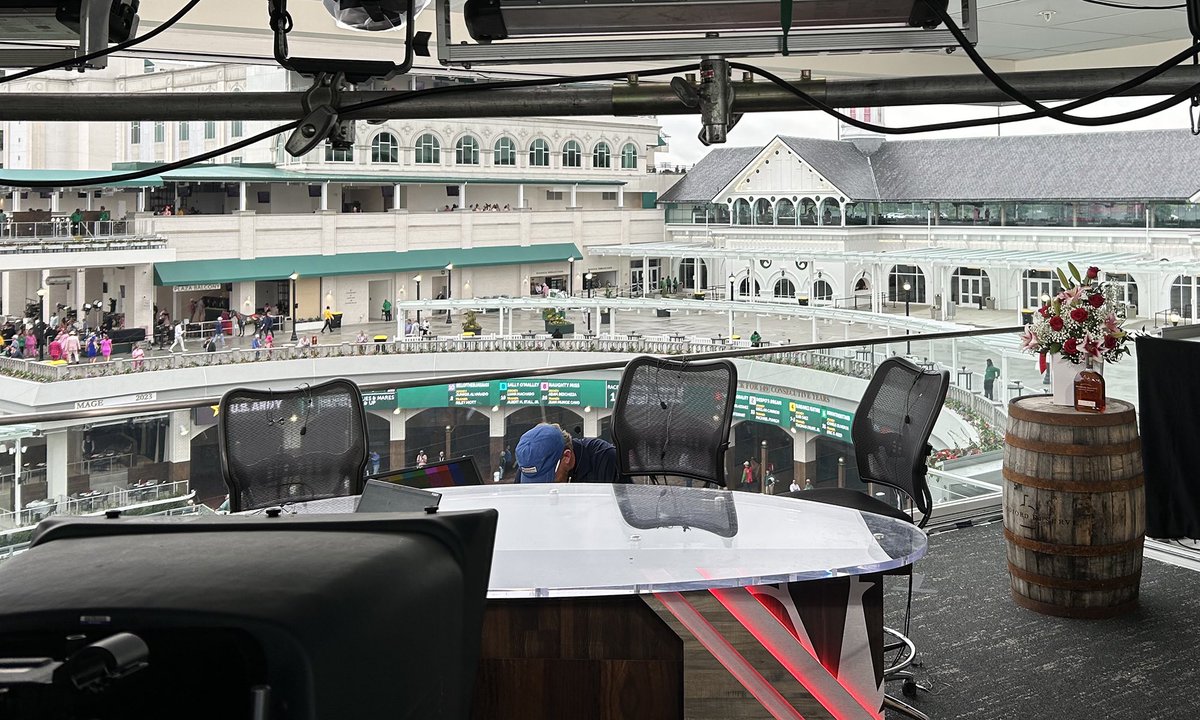This #KentuckyDerby is the first edition broadcast by @NBCSports in 1080p HDR.

Other highlights include:
- a studio set in Churchill Downs’ new paddock (w/ a four-point SkyCam)
- 57 cameras
- @SMTlive tracking graphics + live leaderboard

MORE: sportsvideo.org/2024/05/03/150…