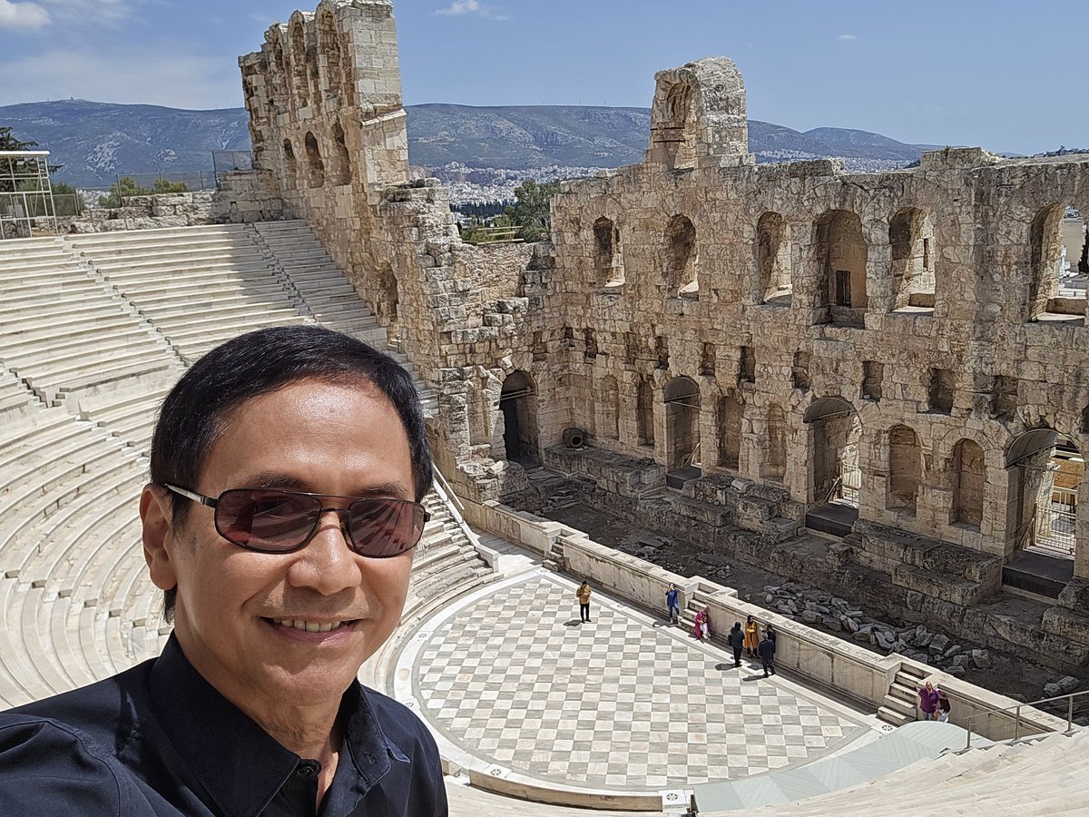 Odeon of Herodes Atticus di Acropolis, Athena, Yunani. Teater bersejarah yang dibangun pada tahun 161 dan direnovasi pd thn 1950. Sederet legendaris yang pernah tampil di sini antara lain: Maria Callas, Luciano Pavarotti, Yanni, Sting, Andea Bocelli dll. Tiba2 mimpi konser di…