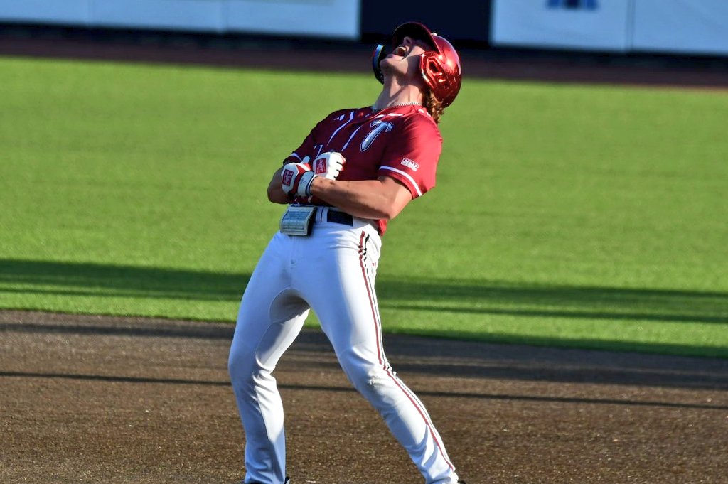Skylar Meade is using his bench liberally, and his moves are paying off for @TroyTrojansBSB. Mikey Bello delivers a pinch-hit RBI single to right, a laser on a Langevin changeup, to provide an insurance run & extend inning. Peyton Watts follows with a 2-run double. 8-4 Troy, T9.
