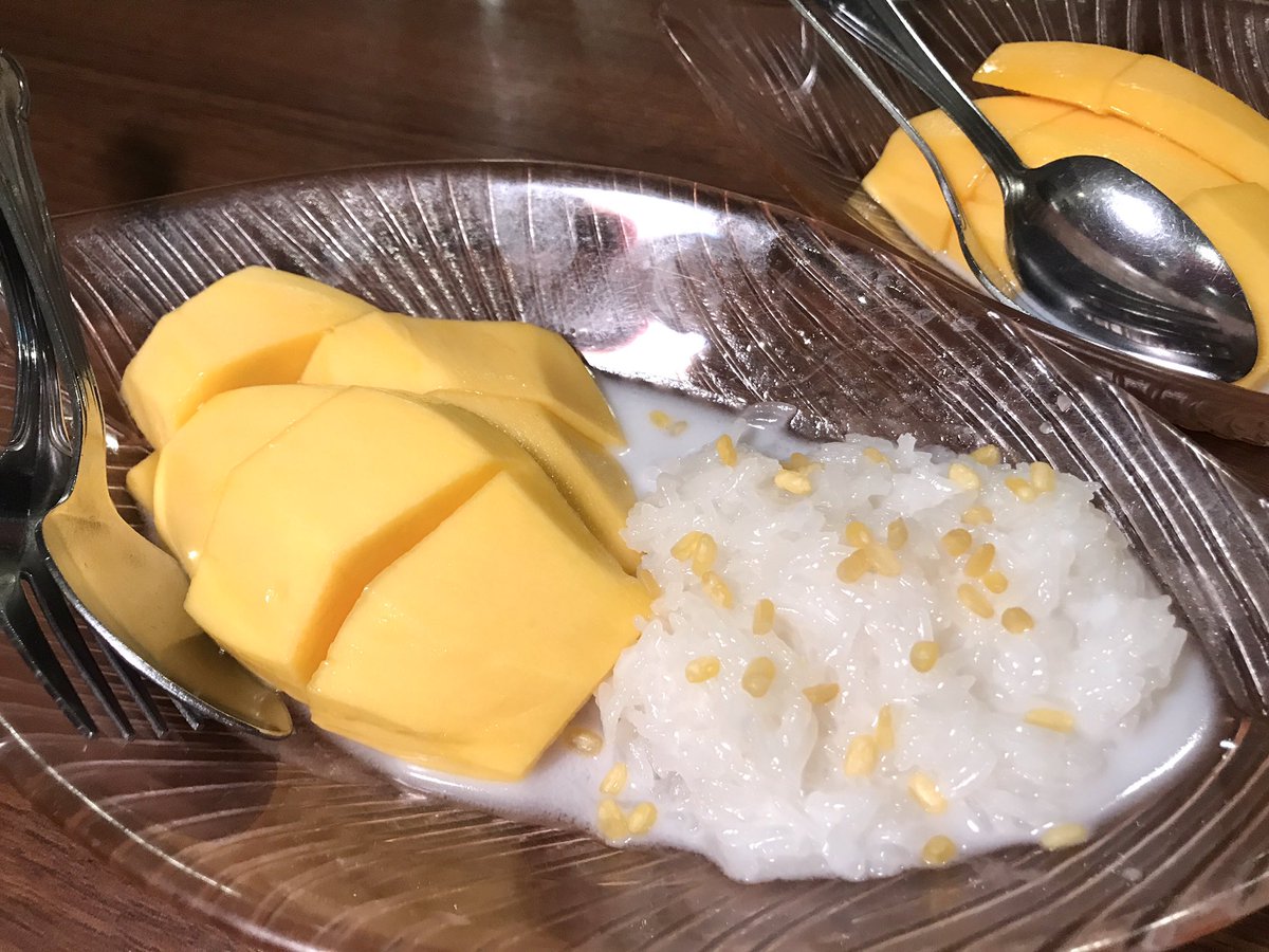 “Mango & sticky rice with coconut milk”, my favourite summer dessert. Perfect for Bangkok temperature at 38c today 😊 #MangoStickyRice #popularthaidessert #thaifood #ข้าวเหนียวมะม่วง #commecestbon #dinewinestyle #กอมเซต์บง #กินดื่มเที่ยว #สายกิน #food #foodies