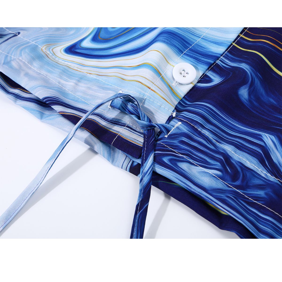 群青の抽象画ショートシャツ 
manus-machina.com/collections/an… 
青々とした群青色のインクを滲ませて描いた抽象絵画のようなショート丈のシャツ。裾部分は絞れるようになっています。絵の具の流動性を用いて描き出したアートなアイテム。偶然が生み出した美しいインクの広がり。