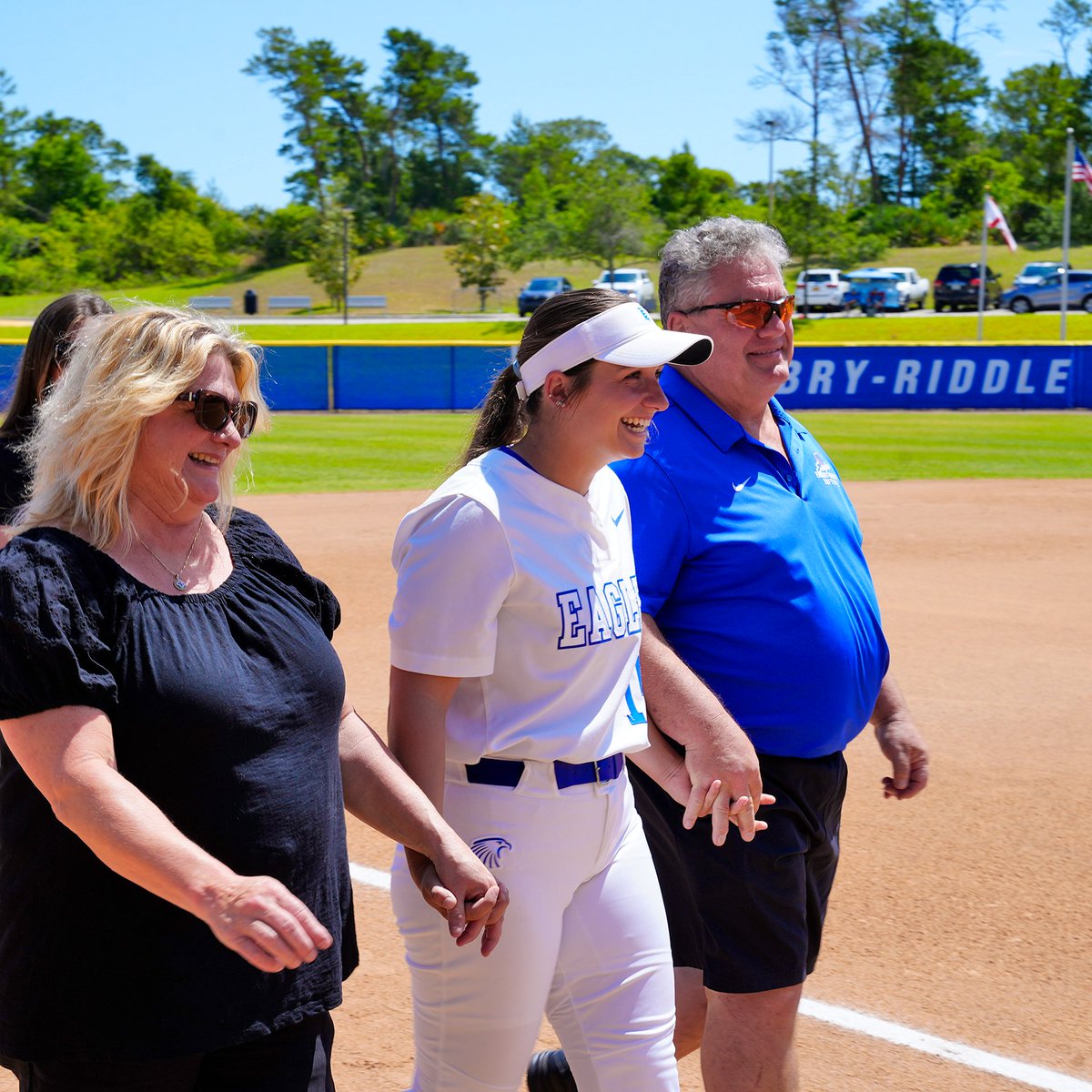 A 𝙨𝙥𝙚𝙘𝙞𝙖𝙡 day
for 𝙨𝙥𝙚𝙘𝙞𝙖𝙡 seniors
with a 𝙨𝙥𝙚𝙘𝙞𝙖𝙡 team 🥲

(📷 Shamar Rush)
#Team12 #GoERAU #DaytonasHometownTeam