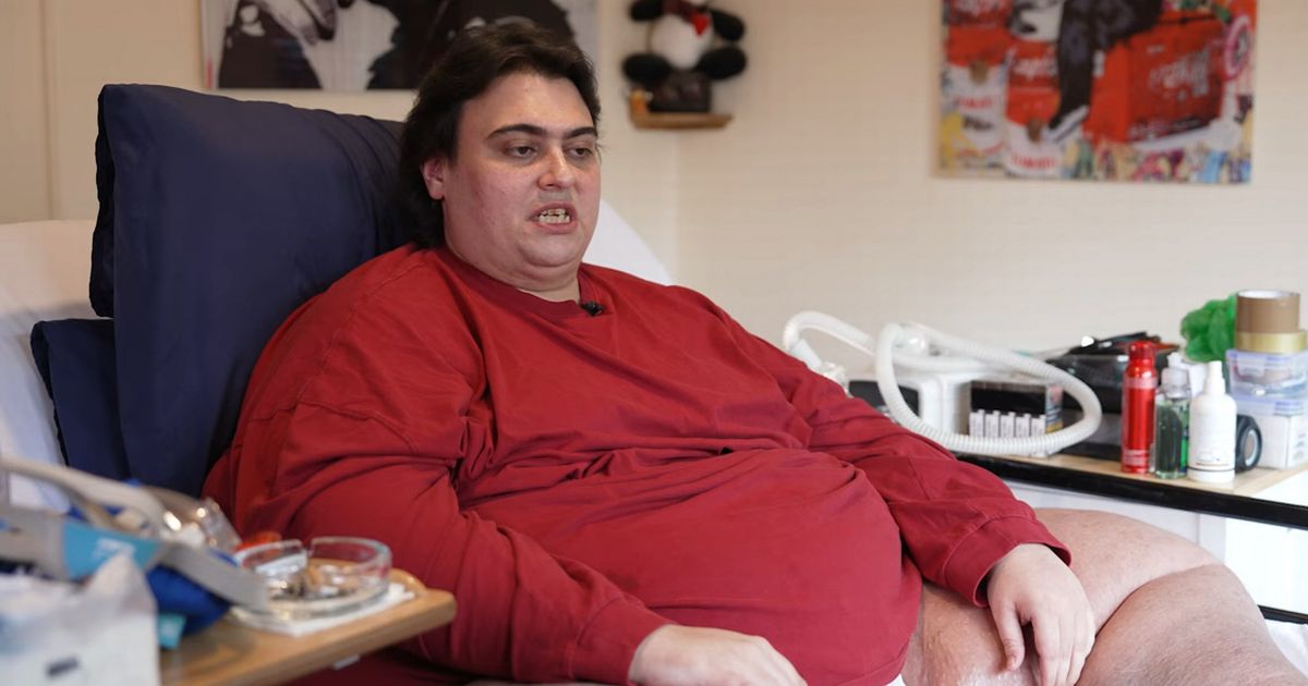UK's 'heaviest man' who needed crane to lift 47st frame dies from organ failure before 34th birthday themirror.com/news/world-new…