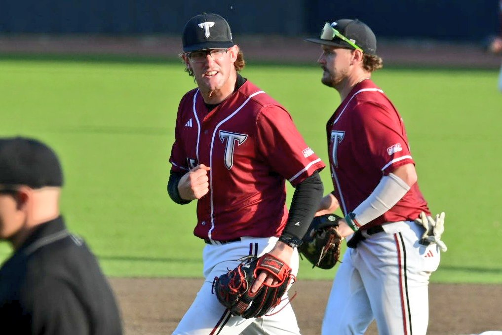 FINAL: @TroyTrojansBSB clinches this Sun Belt showdown series with an 8-4 win vs Louisiana. Jay Dill works a 1-2-3 ninth, pumping 98 mph fuel on his final pitch to complete a 7-out save. Fun game, lots of talent on both sides, great atmosphere. Trojans are fired up.