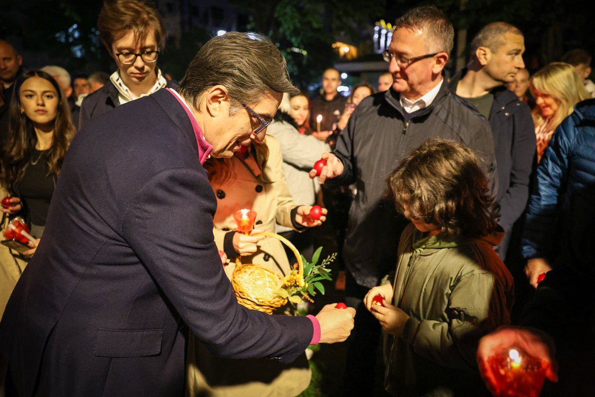 Христовото воскресение на сите да ни донесе мир, спокој и благосостојба. По повод големиот христијански празник Велигден со Бети и Оги присуствувавме на свечената литургија во црквата „Св. Ѓорѓи“ во Струга. За многу години! Христос Воскресна! Навистина Воскресна!