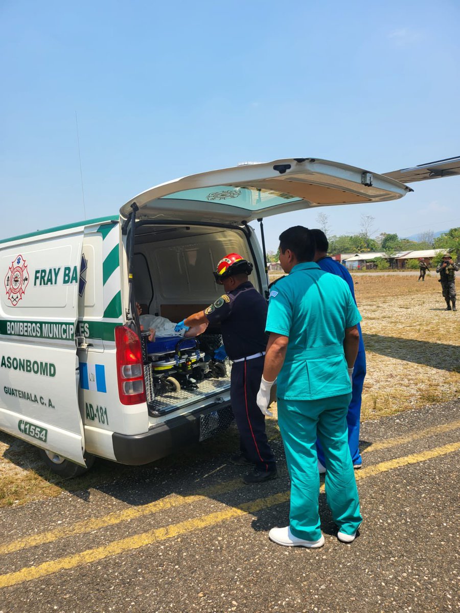 Fuerza Aérea Guatemalteca del #EjércitoGT, trasladó vía aérea al Especialista Hermelindo Beb, tras sufrir accidente de tránsito en ruta de Fray Bartolomé de Las Casas hacia Chaal, #AltaVerapaz, quien recibirá atención médica especializada en el Centro Médico Militar.