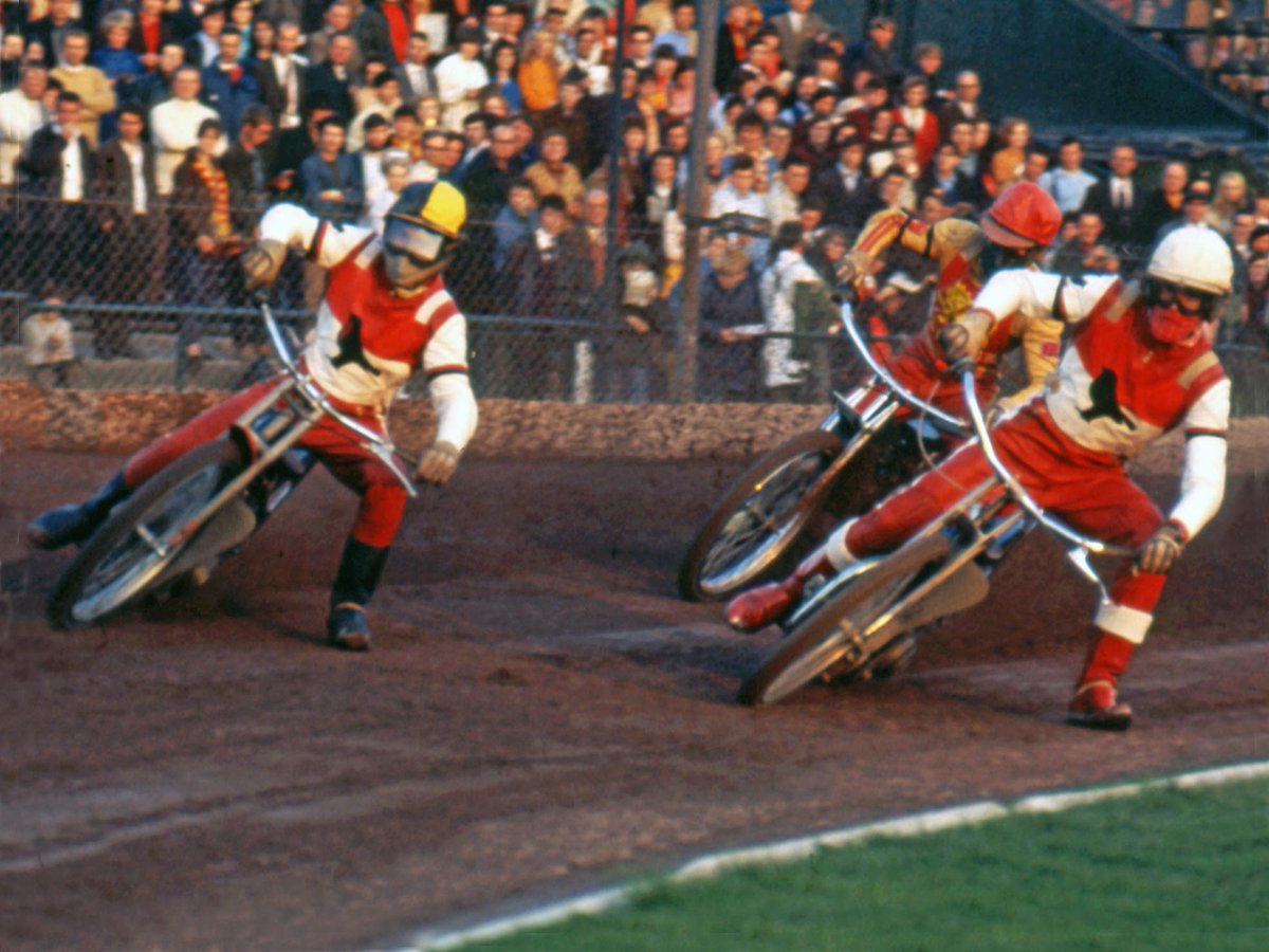 Mike Keen & Barry Duke lead Malcolm Brown in heat 2 of the Robins BL match @ Leicester OTD in 1970. Bob Kilby, who always rode well @ Blackbird Road scored a maximum (including the fastest time of the night, in heat 12 when beating Ray Wilson) was the star in Swindon's 40-38 win.