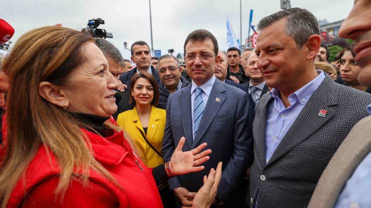 E hani hepimiz oradaydık Taksim, 1 Mayıs, mücadele vs nasıl yapalım şimdi “şiddetle kınayalım” mı ağır mı olur? Belki bir basın açıklaması ya da abartmadan basın toplantısı? @ArzuCerkezoglu @ekrem_imamoglu @eczozgurozel