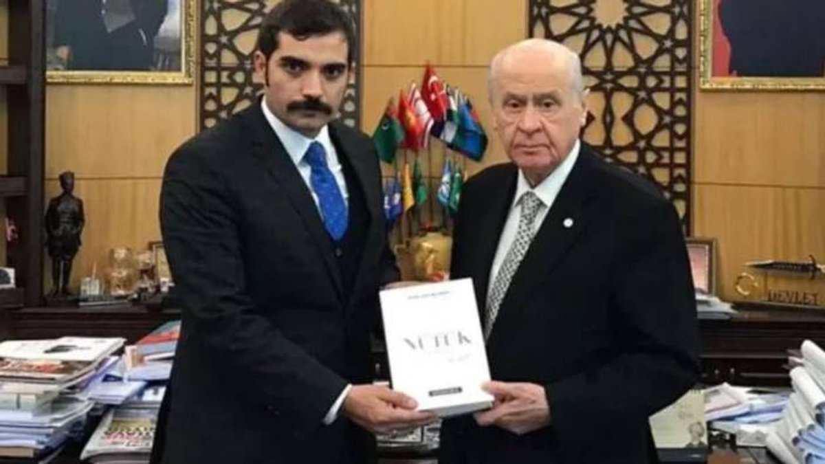 Eski Ülkü Ocakları Başkanı Doç. Dr. Sinan Ateş'in öldürülmesine ilişkin Ankara Emniyet Müdürlüğü'nde görevli komiser Mustafa Ensar Aykal, Sinan Ateş'in adres, telefon, konum gibi kişisel bilgilerini saldırıyı gerçekleştiren Eray Özyağci'ye verdiği belirtildi. #SinanATESicinAdalet