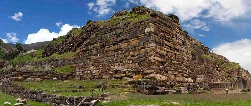 CHAVÍN DE HUÁNTAR 

Un templo de 3.000 años de antigüedad que influyó en las culturas andinas posteriores, albergó complejos rituales que han intrigado a los investigadores durante mucho tiempo.

TICAPAMPA  La Millonaria