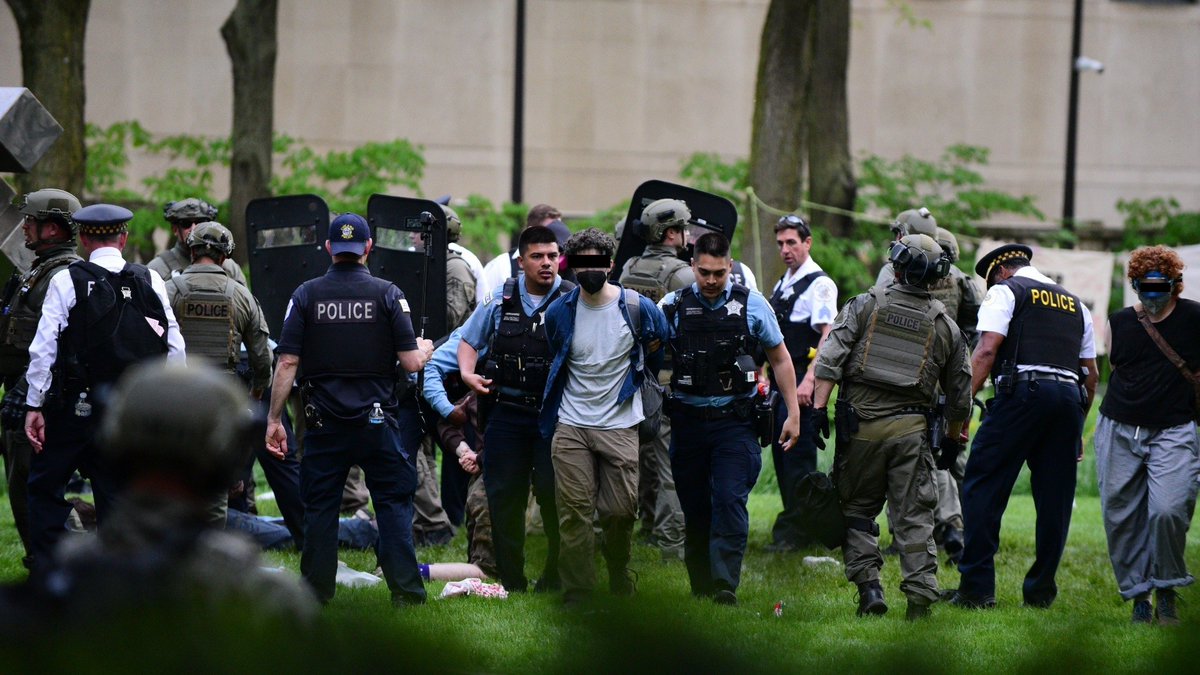 In downtown Chicago this afternoon, students attempting to set up a Gaza solidarity encampment at SAIC were immediately met with brutal arrests from CPD. This was a strikingly different response than we've seen in the past week to other camps.