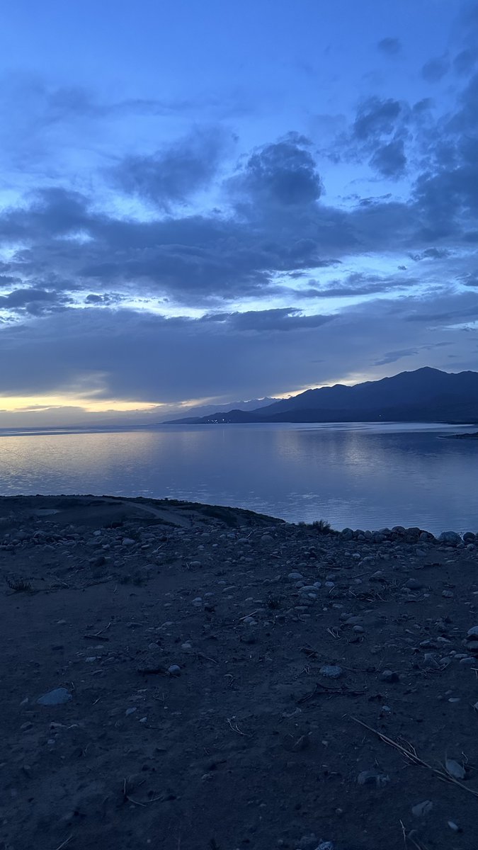Selamat pagi dari tepian Danau Issyk-Kul, Kyrgyzstan 🇰🇬