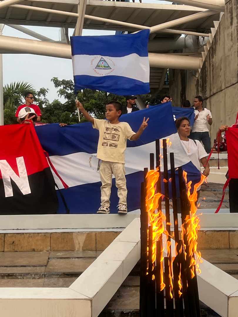 Tu fuego está encendido en los corazones de tú pueblo #Nicaragua, General Sandino tu legado está bien cultivado en cada palmo de nuestro país. Este hermoso niño demuestra tu #SoberaníayDignidadNacional que nos cultivaste con amor #UnidosEnVictorias