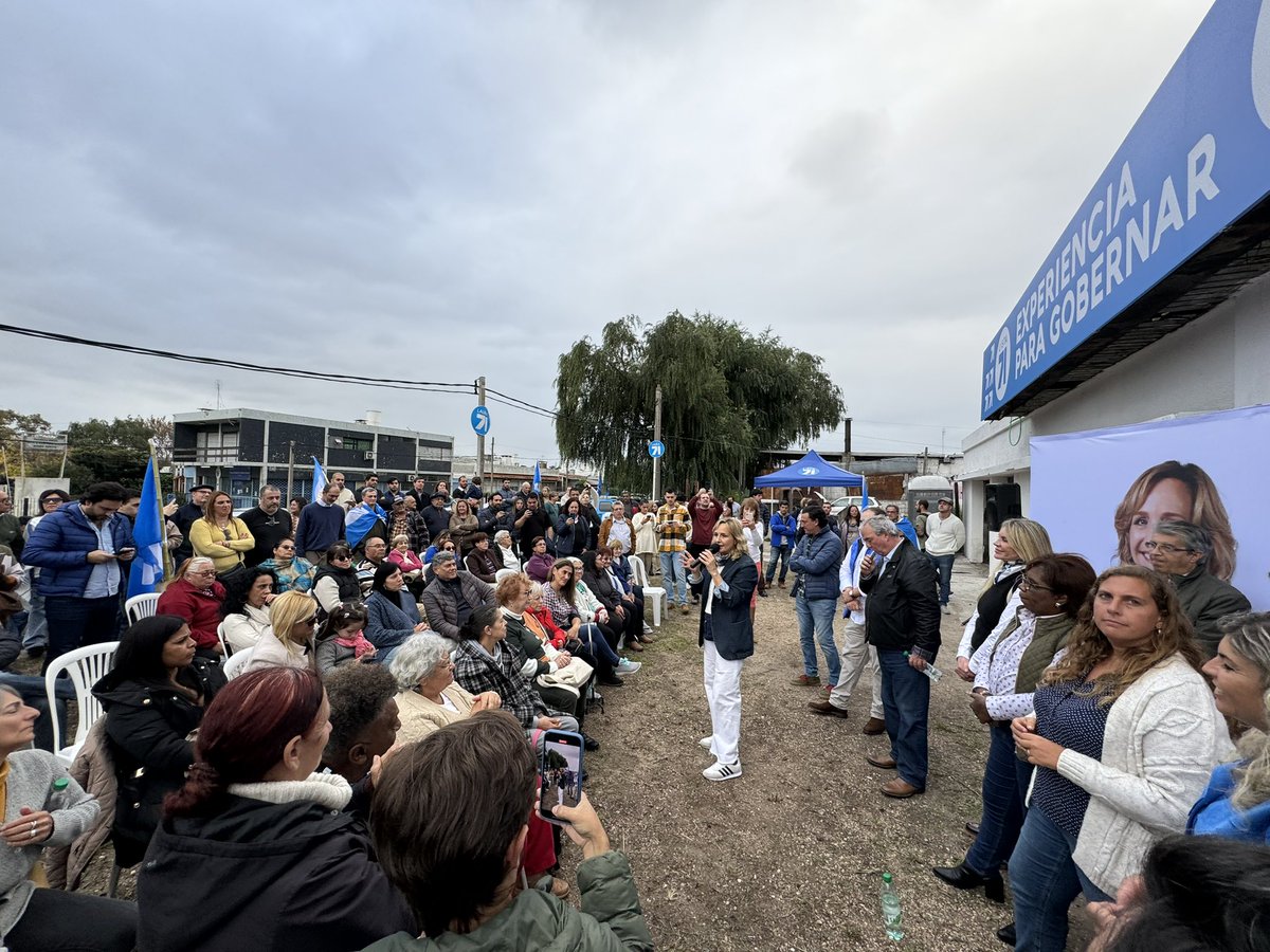 Estamos en Piedras Blancas junto a @lauraraffo abriendo las puertas de otra casa más ✌️ ¡Pasate por Av. Belloni 4598 y sumate a la 71!