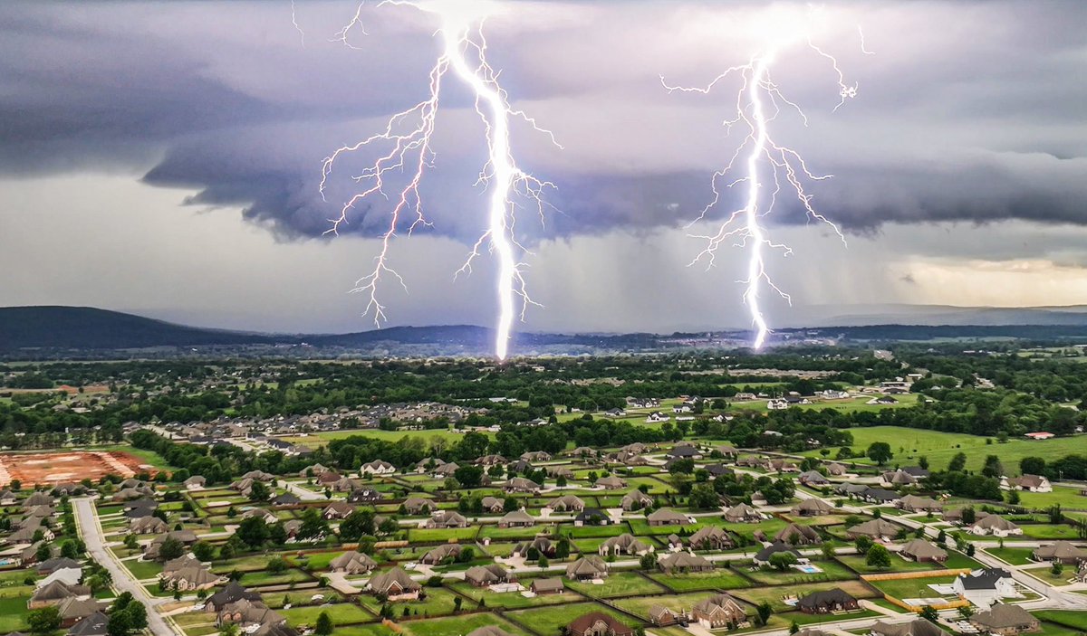 Lightning got a little feisty a few minutes ago near Prairie Grove and Farmington, Arkansas #arwx