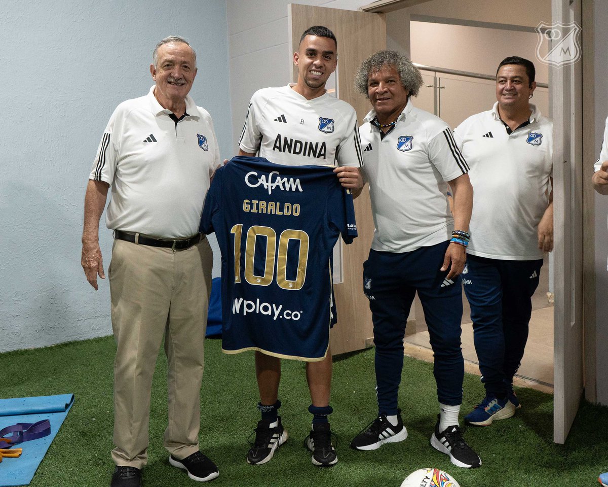 ¡1️⃣0️⃣0️⃣ veces Daniel Giraldo! ⚽️💙🔥

🎖️▶️ Nuestro volante superó la marca de los 100 partidos defendiendo la Gloriosa Camiseta Azul. 🙌🤩Ⓜ️🔝 ¡Vamos por más Dani!