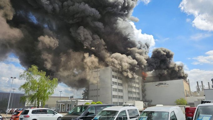 IMPONENTE: Incendio masivo en las instalaciones de una fábrica de metal en Berlin-Lichterfelde, causando una nube tóxica sobre el oeste de la ciudad. 170 bomberos actuaron en el lugar y pidieron precauciones a los ciudadanos. El fuego comenzó en una sala técnica en el primer piso