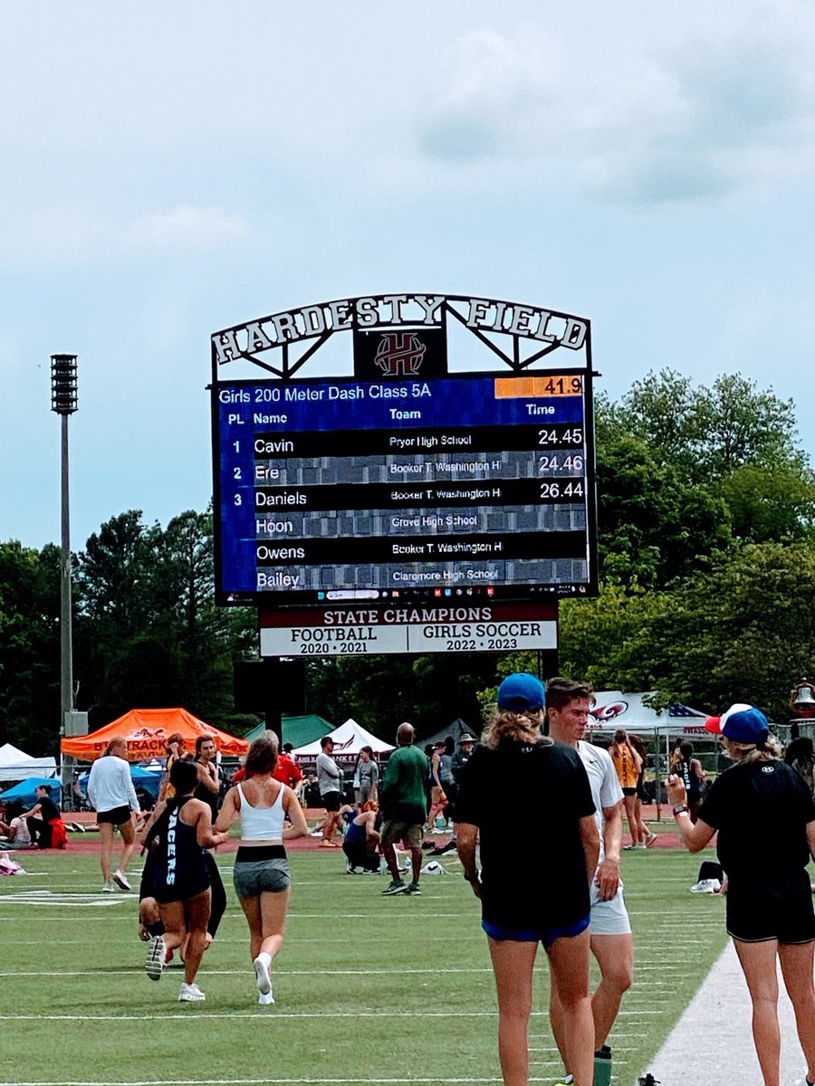 🌟 New School Record and Regional Champ Alert🌟
Alexis Cavin was Golden in the 100m (12.00), 400m (57.57) and 200m (24.45) breaking her own record!! Great Day for Alexis and we are excited to cheer her on at State Next week!💙