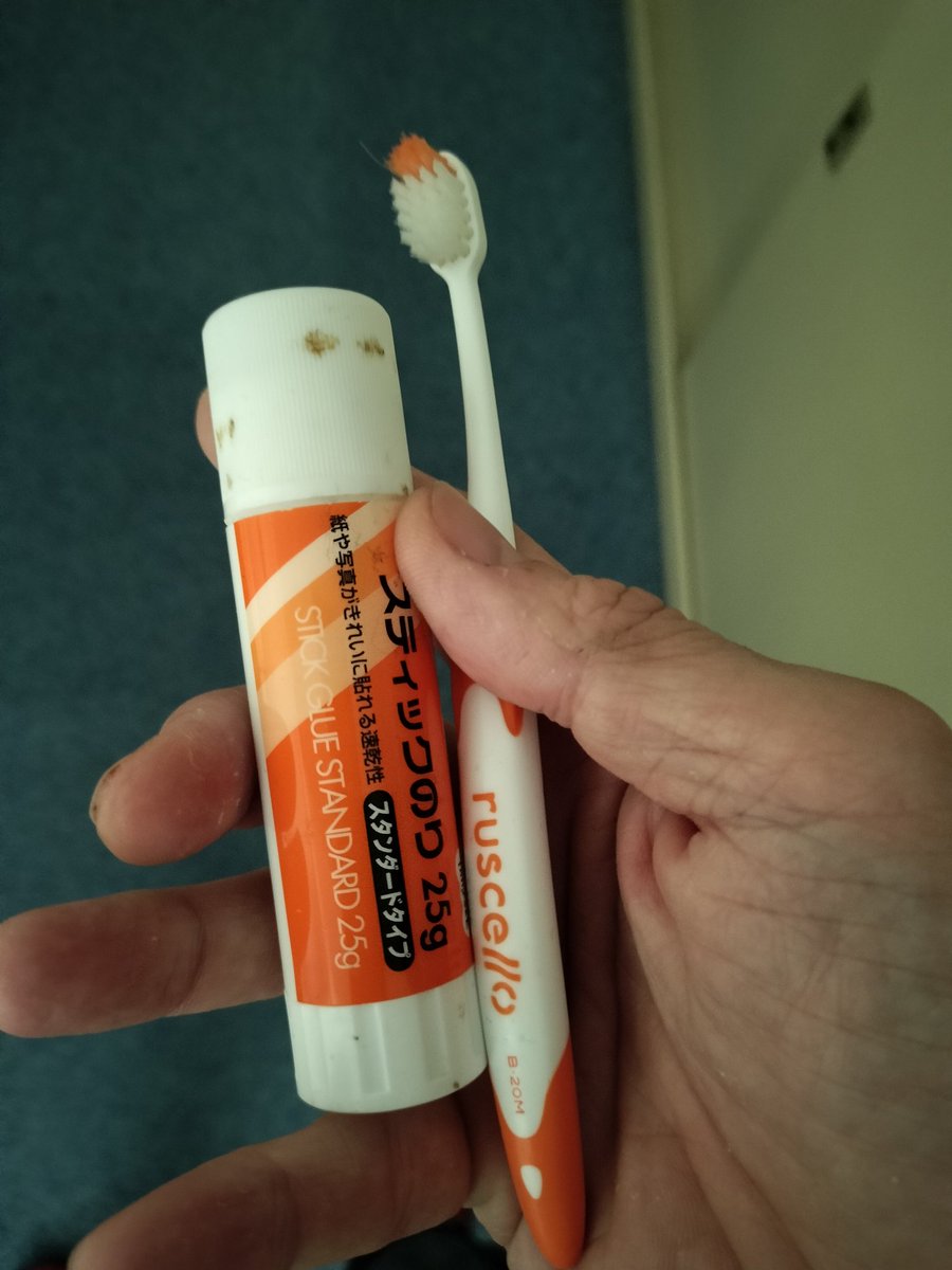 john_misokatsu2's tweet image. 会社に泊まりでお仕事!
歯をみがいて、本日の業務スタート…
ってスティックのり!
なぜこれとまちがえた笑