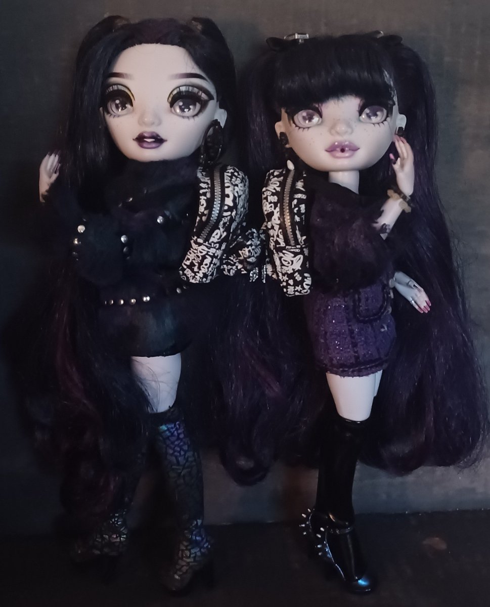 When you and your sister decide to get the same backpack for school!🖤💜 #rainbowhigh #shadowhigh #mga #dolls #stormtwins #veronicastorm #naomistorm #backpacks #dollphotography #shadowhighdolls