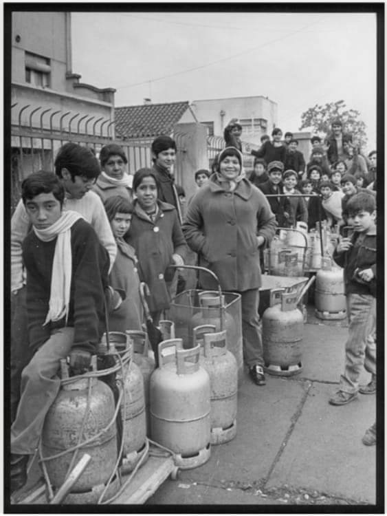 La historia negada de los comunistas. Esta es una fila para adquirir gas en el paraíso de Allende en agosto de 1971..... Nunca olvidar.!!!
