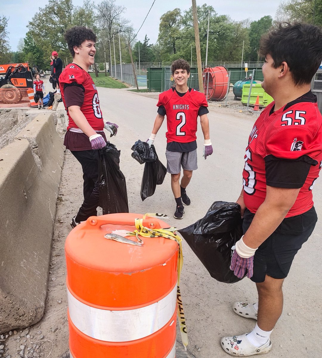 The Knights had a blast cleaning Foster Park during today’s Great American Cleanup. 

#LuersSpirit