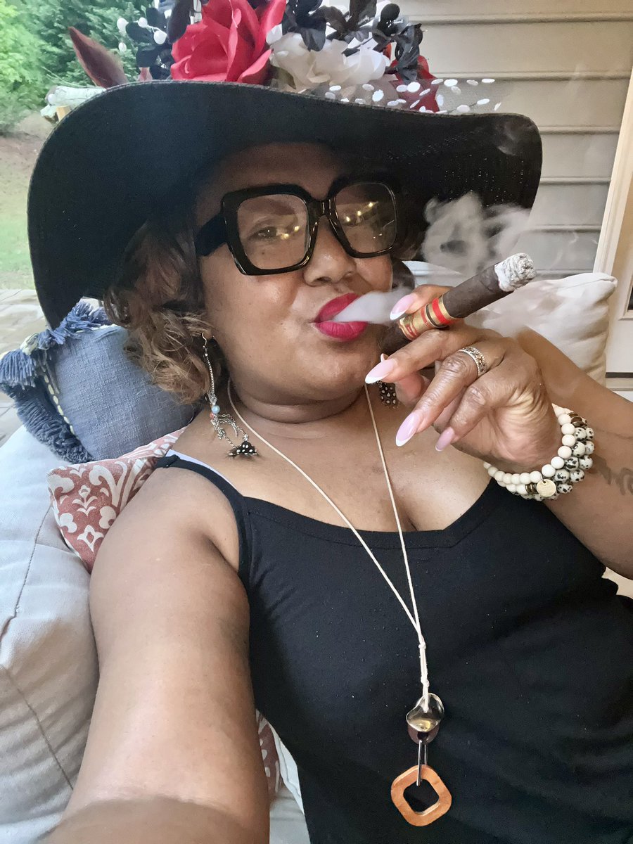 Peace in Mind! 💋💨 💨💨🥃 #sotl #KentuckyDerby150 #cigarlover