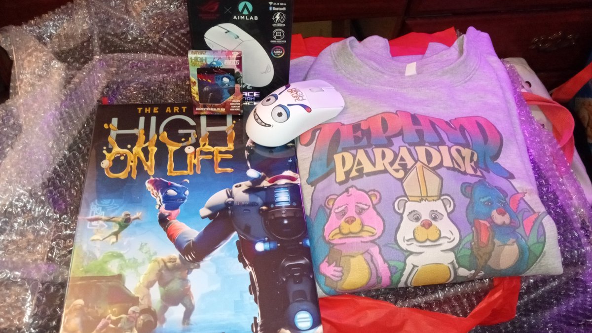 So. About a week ago i got an email i thought was a joke. Won a contest i forgot i entered. Skeptical at first i replied. 1 of 5 who won, TYSM @highonlifegame and @TitanBooks ,im squanchin excited to read the book and @NachoCustomz , the mouse looks amazing. Got here today