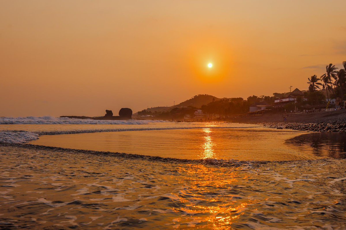 Atardecer en @surfcity. 😍🌊🇸🇻