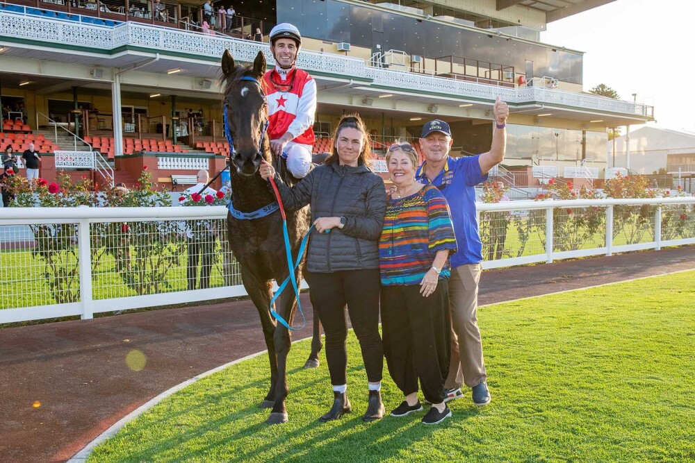Congratulations to Trainer Steve Wolfe for your win yesterday with ROPE IT IN.

📸: @westernracepix