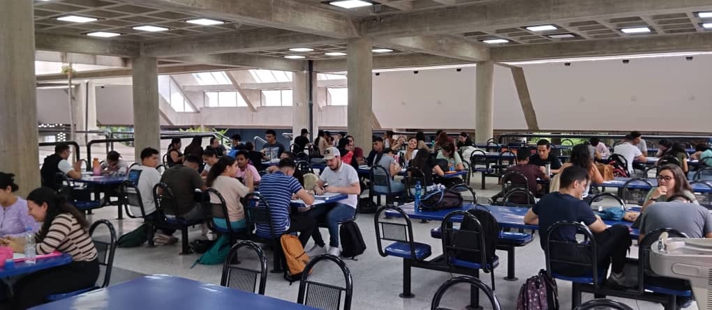 Hoy #04May, en el #ComedorUCV nuestra comunidad eacista participó en el "Taller sobre la Caracterización de la Economía y el Factor Humano" de Geografía Económica de Venezuela. 
#NosUneEAC #LaCasaQueVenceLaSombra