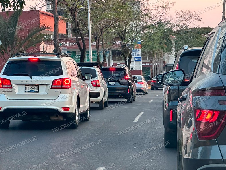 #AlertaVial🔴Tráfico vehicular sobre Periférico hacia Usumacinta para ingresar a la Feria Tabasco

¡Vaya con tiempo! 🚗