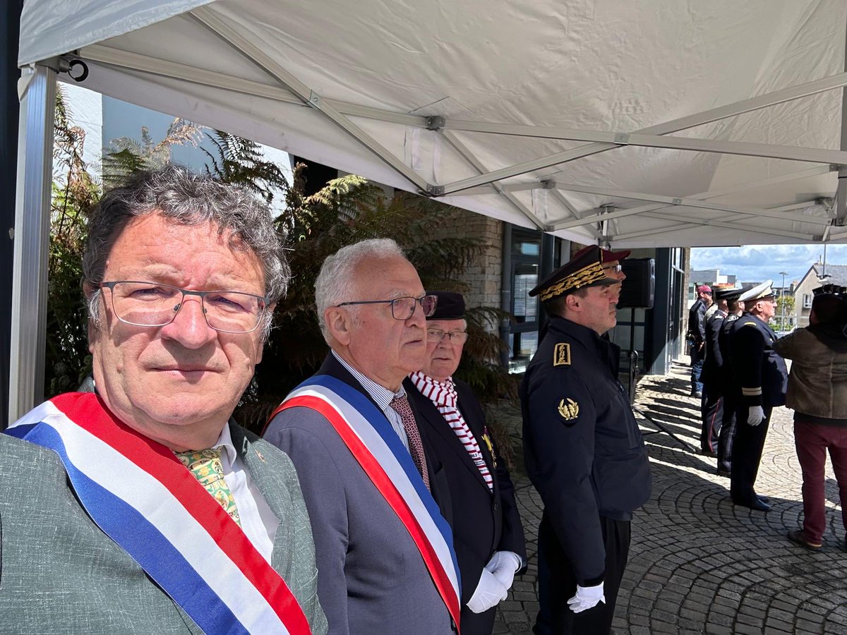 Cérémonie de fin de stage du service national universel pour 110 jeunes de #Bretagne (hors Finistère) sur l’esplanade de l’hôtel de ville de Fouesnant en présence du Maire et du préfet