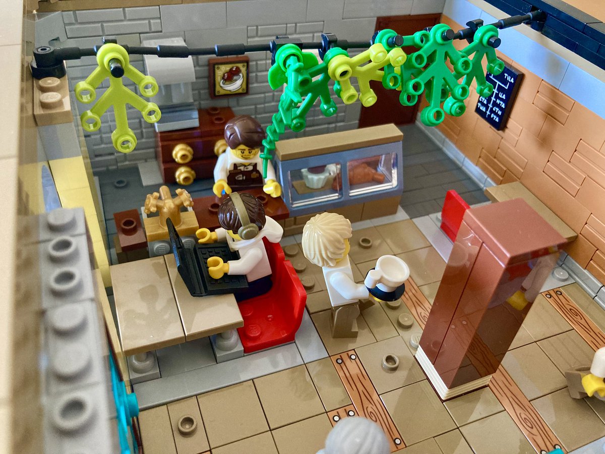 11歳息子のGW新作。

GWはご近所でのんびり過ごしつつ、息子の部屋にはレゴを出しっ放しにして、時間さえあればレゴ制作。

色鮮やかなお花が美しい建物ができました✨
1階は店内のグリーンも素敵なカフェ。ゆったりとした時間が過ごせそう→

#lego #レゴ活 #レゴ大好き #レゴの日