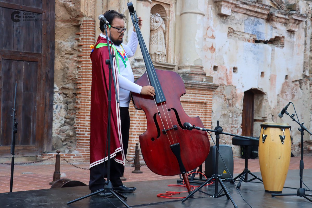 #PanoramaMusica 🙌 El atrio del #CFCEAntigua se llenó de música y alegría con el «I Festival de Estudiantinas», 🪇🪈🎸 donde el público disfrutó de una tarde de música y cultura. 😃 Te compartimos algunas imágenes del evento.