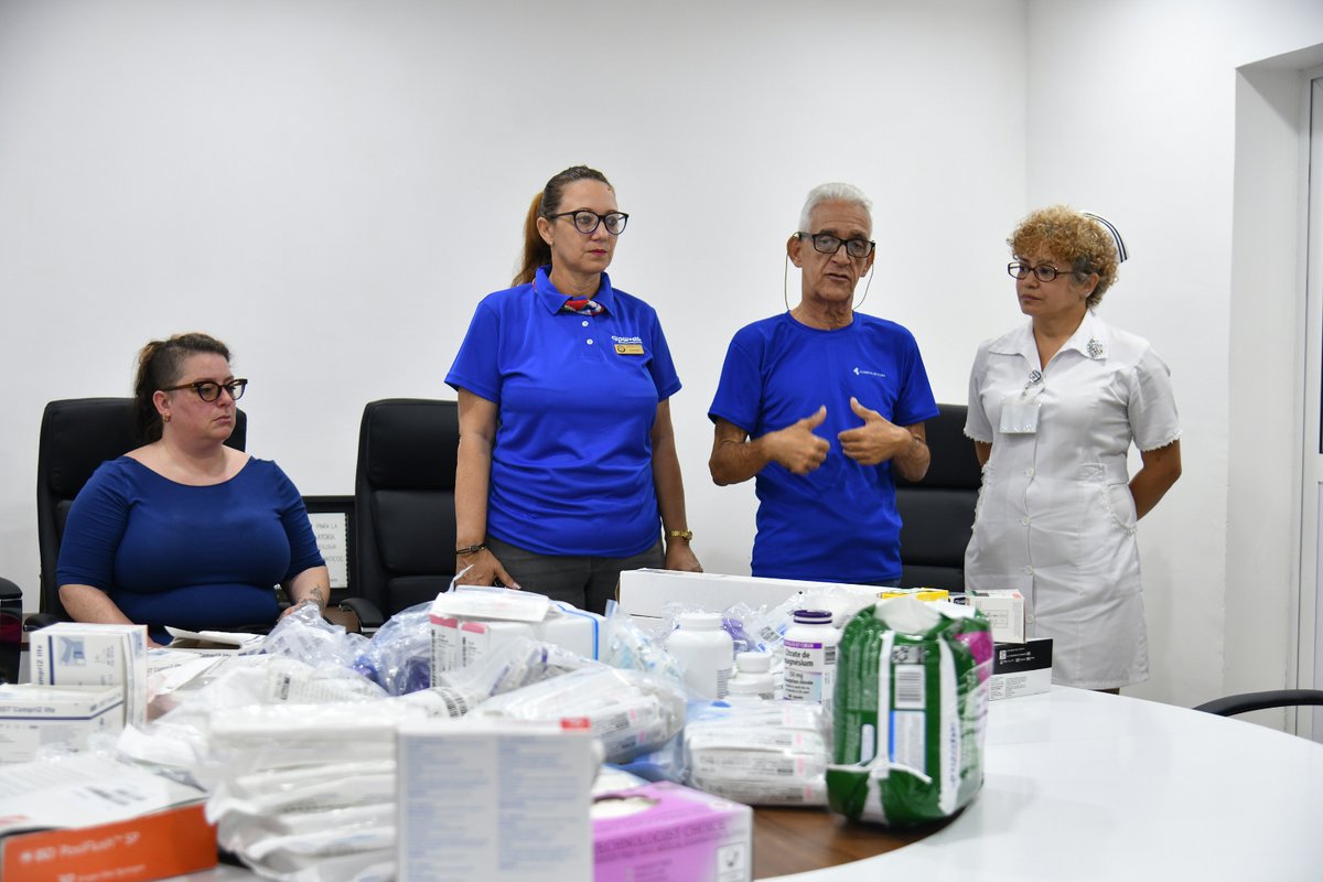 La delegación de trabajadores y dirigentes sindicales de las Comunicaciones de #Canadá que visita #Cuba con motivo del #1Mayo entregó a los hospitales Pediátrico de Centro Habana y Oncologico donaciones de insumos y medicamentos para los pacientes. #SolidaridadVsBloqueo