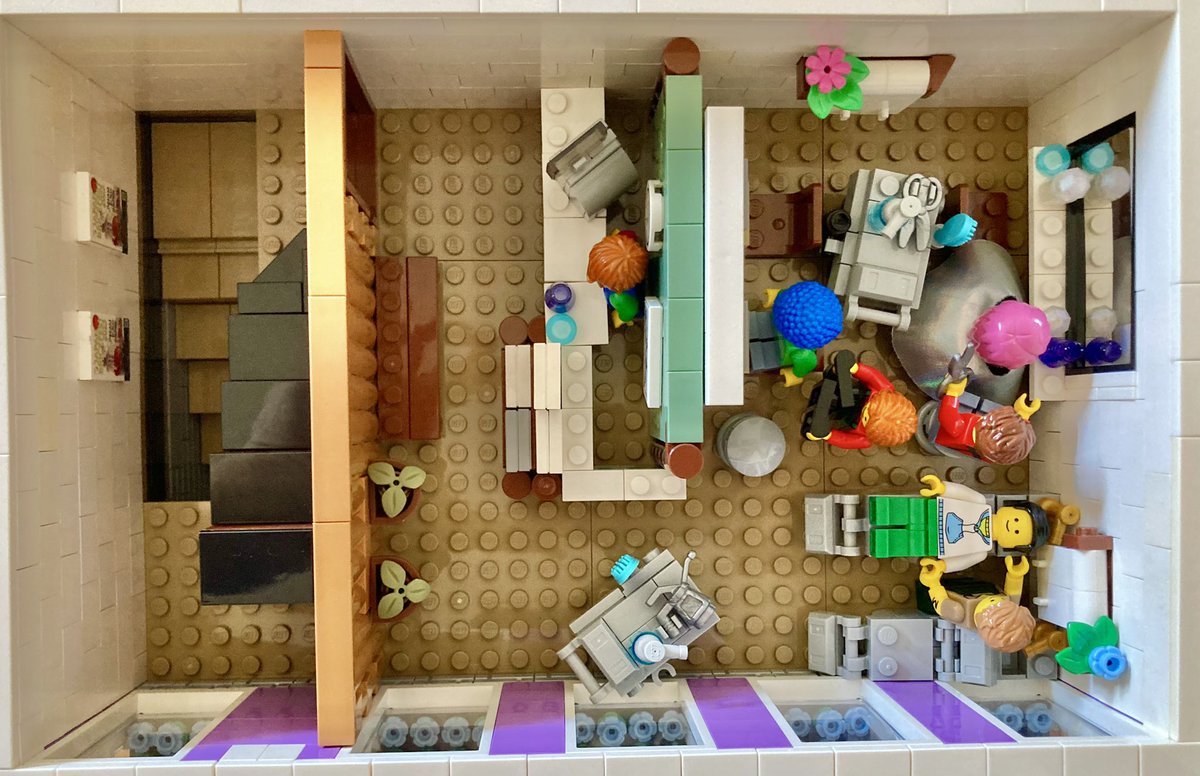 →1階全体図と、2階。
2階は美容院。美容師さんの側にあるカート？や頭を洗ってもらう台、椅子、細かい所までこだわって作り込んだそうです。
受付横に並ぶ雑誌もいい感じ😆→

#lego #レゴ大好き #レゴ活 #レゴの日