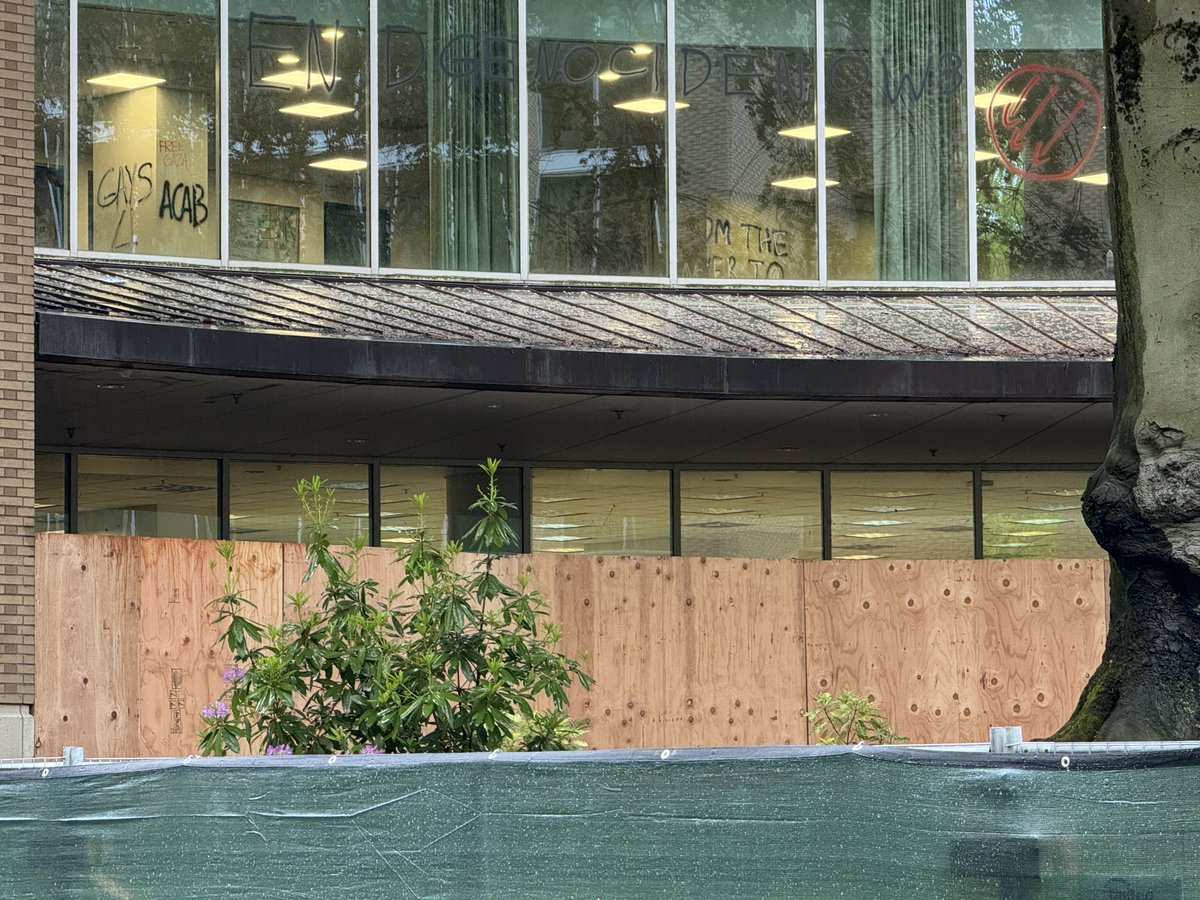 Went to the PSU Farmers Market this AM. Sad to see a public building like the library shuttered as crews begin the cleanup and eventual repair. Hope @MultCoDA and PSU hold all involved responsible- including for the repair costs. Peaceful protests- yes. This- no.