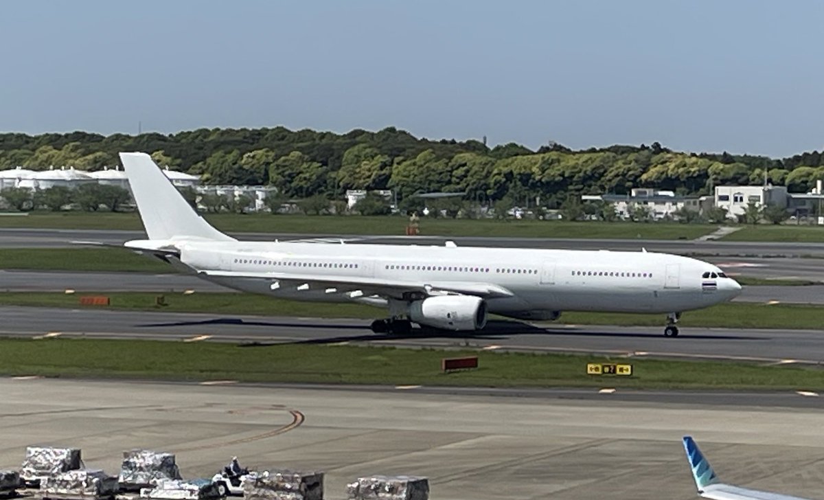 お主、その出立ちで #タイエアアジアX だと？！😲幸せの白い飛行機って感じで、見られてラッキーです✌️✨

#成田空港 #成田国際空港 #NRT
#naritaairport 

💁‍♂️成田空港見学ツアー
mikikiitos.com/infonrt