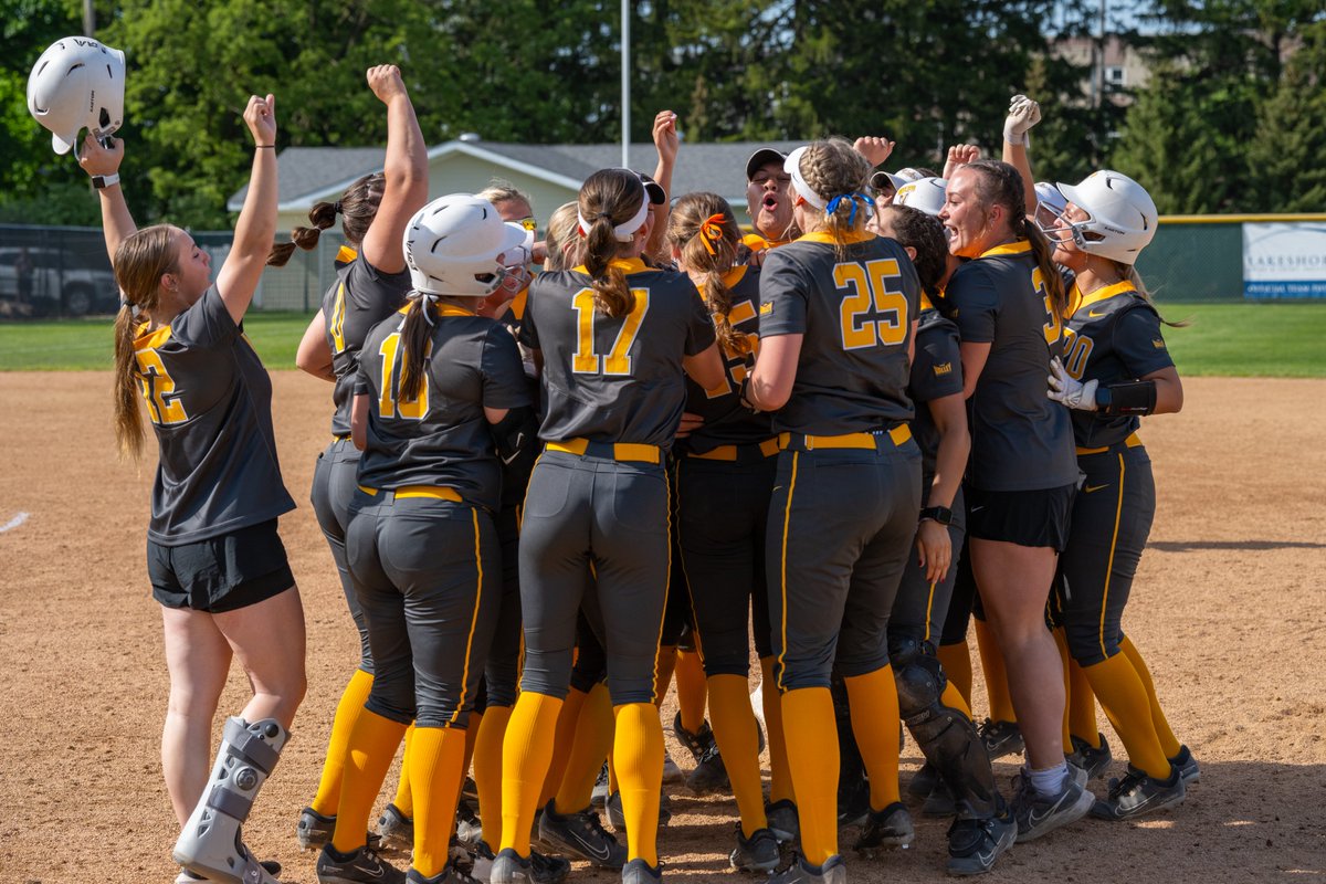 A @ValpoSoftball walk-off, in 4️⃣ pictures... #GoValpo