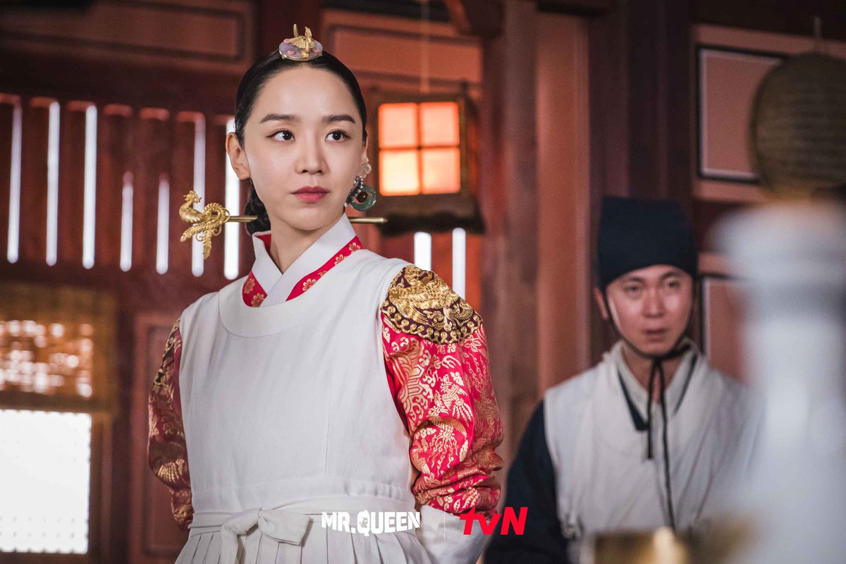 Show some respect for our Queen in the Royal Kitchen 🙇‍♀️☺️

#철인왕후 #MrQueen👸🏻 #KDrama #BestKoreanEntertainment #ShinHaeSun #KimJungHyun #BaeJongOk #KimTaeWoo #SeolInAh #NaInWoo #ChaChungHwa #KimInKwon #YooMinKyu #LeeJaeWon #ChoiJinHyuk #JoYeonHee #YooYoungJae #ChaeSeoEun