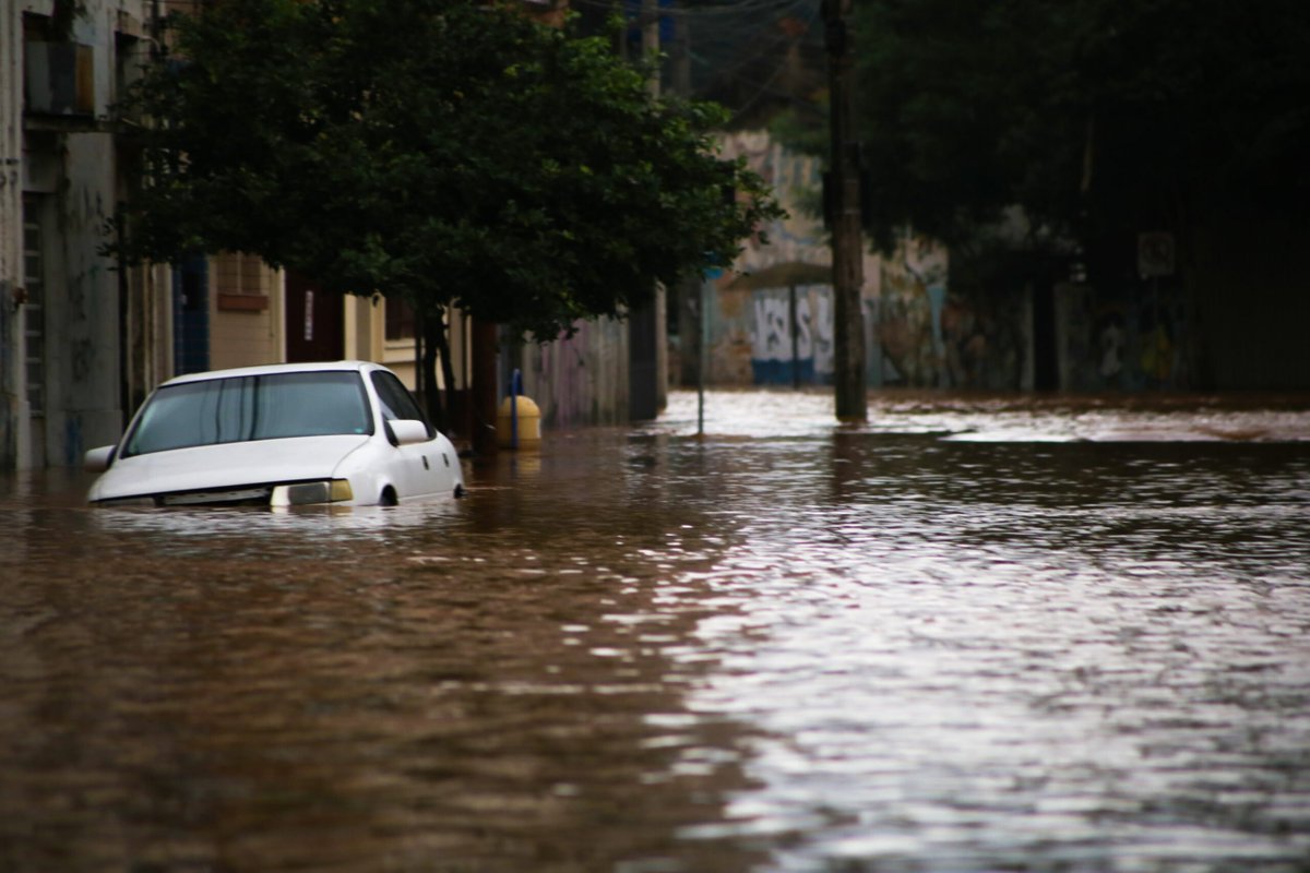 No terceiro dia de inundações em Porto Alegre, águas do Guaíba avançam sobre região da Washington Luiz e arredores da Praça do Aeromóvel, no Centro. Confira imagens ⬇️ 📷 Isabelle Rieger/Sul21