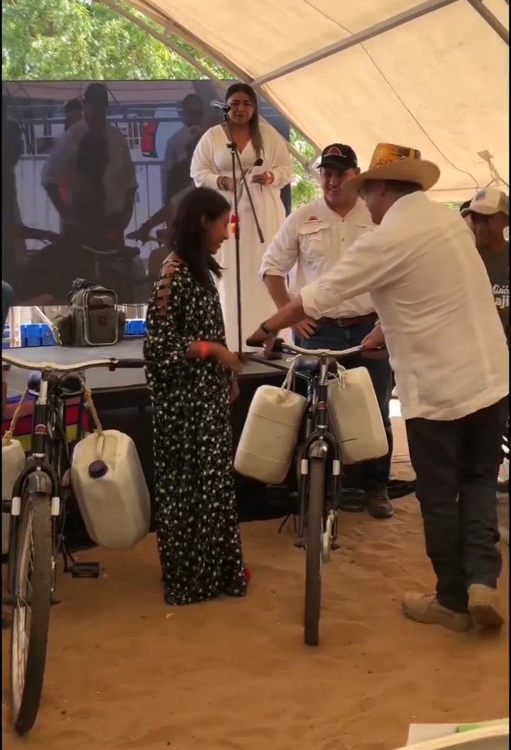 Se robaron la plata del agua en la Guajira y la solución que les darán será una bicicleta con galones 🫠