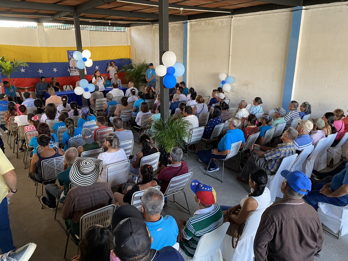 MeridaConVzla's tweet image. #EnFotos | Gran Asamblea de Ciudadanos en Santa Elena de Arenales. 

Con @MariaCorinaYA y @EdmundoGU no descansaremos hasta conquistar la libertad, y lograr la unión de la familia aquí en nuestra tierra.

#ConVzla #HastaElFinal