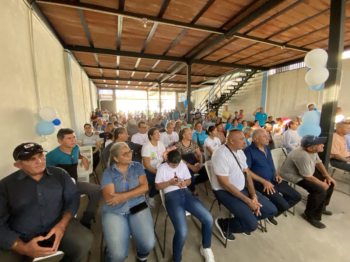 MeridaConVzla's tweet image. #EnFotos | Gran Asamblea de Ciudadanos en Santa Elena de Arenales. 

Con @MariaCorinaYA y @EdmundoGU no descansaremos hasta conquistar la libertad, y lograr la unión de la familia aquí en nuestra tierra.

#ConVzla #HastaElFinal
