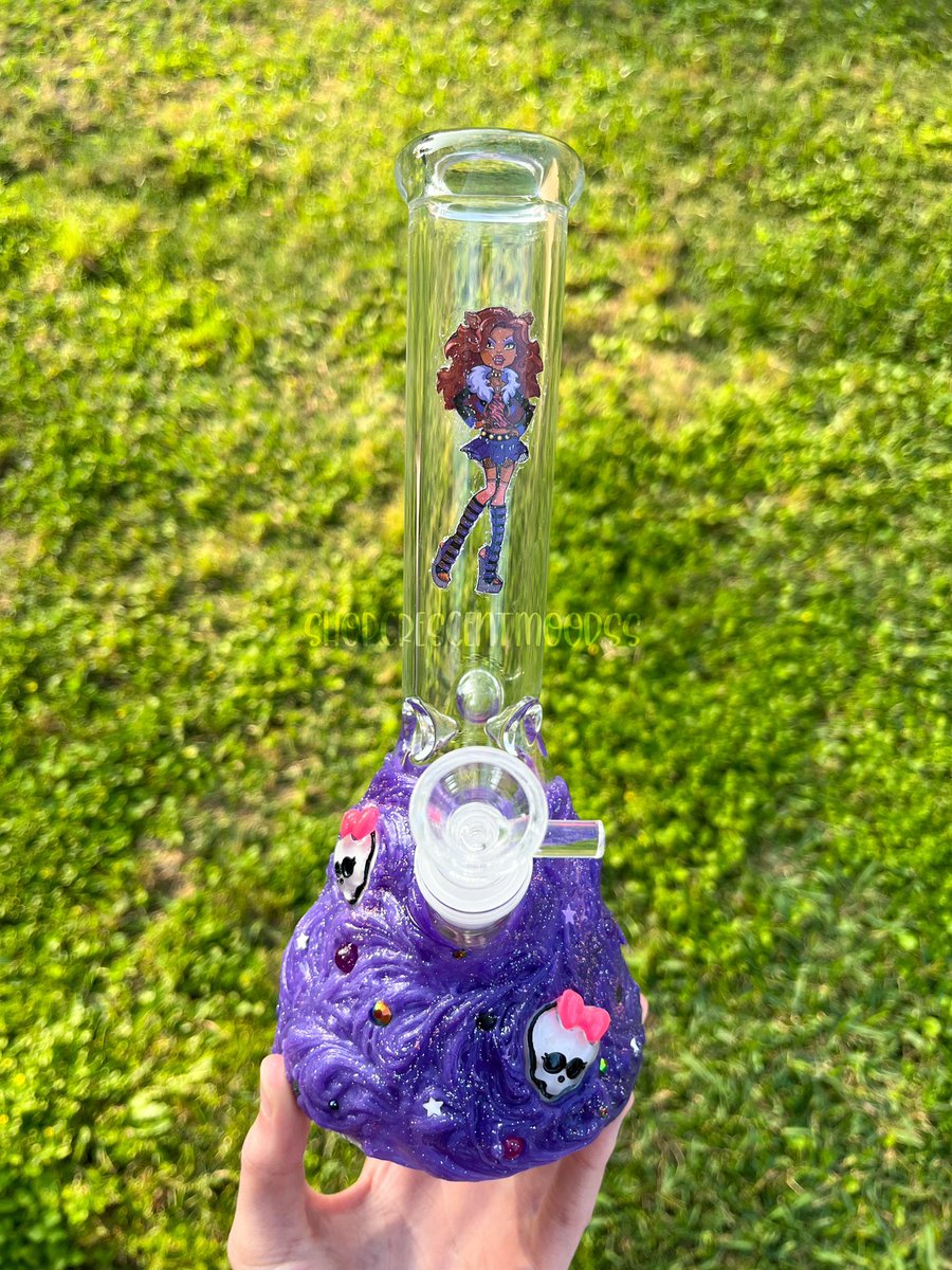 Clawdeen Monster High inspired glass bong! dm on ig for your own! #pipes #bongs #bong #monsterhigh #monsterhighbong #beaker #rig #girly #smokeshop #dolls #clawdeen #CannabisCommunity #dabs